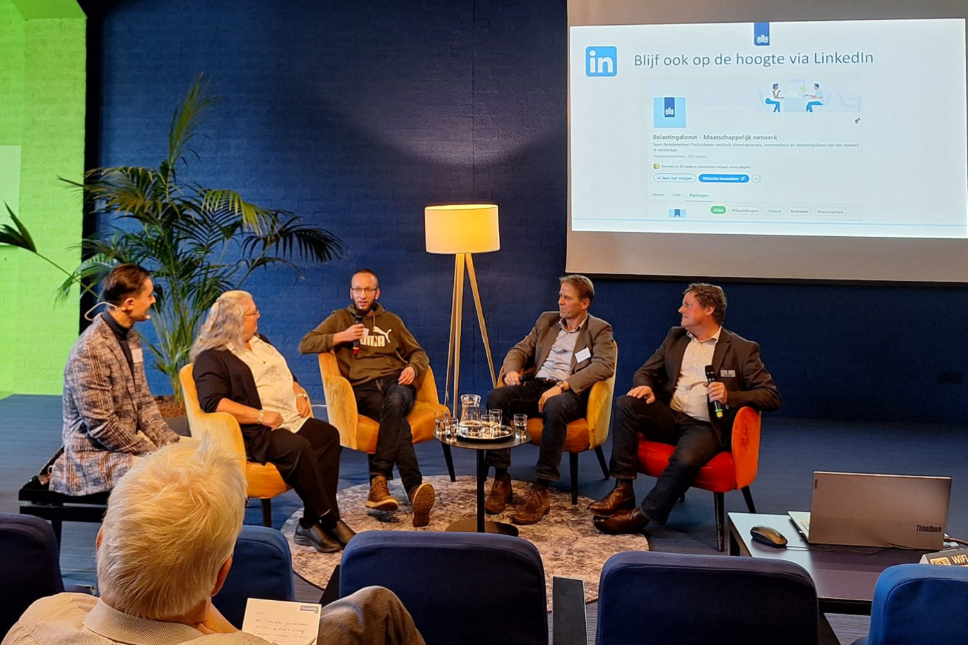 Deelnemers op het podium tijdens het panelgesprek. Van links naar rechts: Yves Salters, José Riezebos, Jako Herrebout, Jan van Houwelingen, André Davidse.