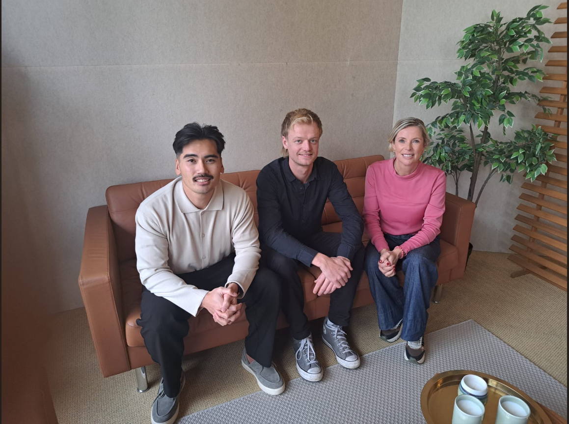 Presentatoren van het webinar over huurtoeslag zitten naast elkaar op een bank. Van links naar rechts: relatiebeheerder Noord-Holland Diko Sunarto, host en relatiebeheerder Groningen, Friesland en Drenthe Cees bij de Leij, relatiebeheerder Noord-Brabant Femke Debeij.