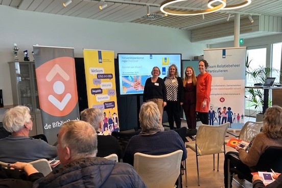 Van links naar rechts: Erika de Weerd van bibliotheek Dalfsen, Inge Gouw van Dienst Toeslagen, Amber van Kammen van Belastingdienst Particulieren en Karlijn van der Wijk van Rijnbrink.