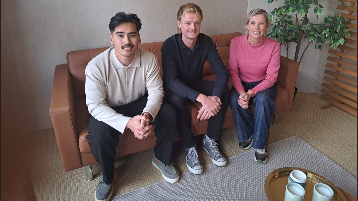 Presentatoren van het webinar over huurtoeslag zitten naast elkaar op een bank. Van links naar rechts: relatiebeheerder Noord-Holland Diko Sunarto, host en relatiebeheerder Groningen, Friesland en Drenthe Cees bij de Leij, relatiebeheerder Noord-Brabant Femke Debeij.