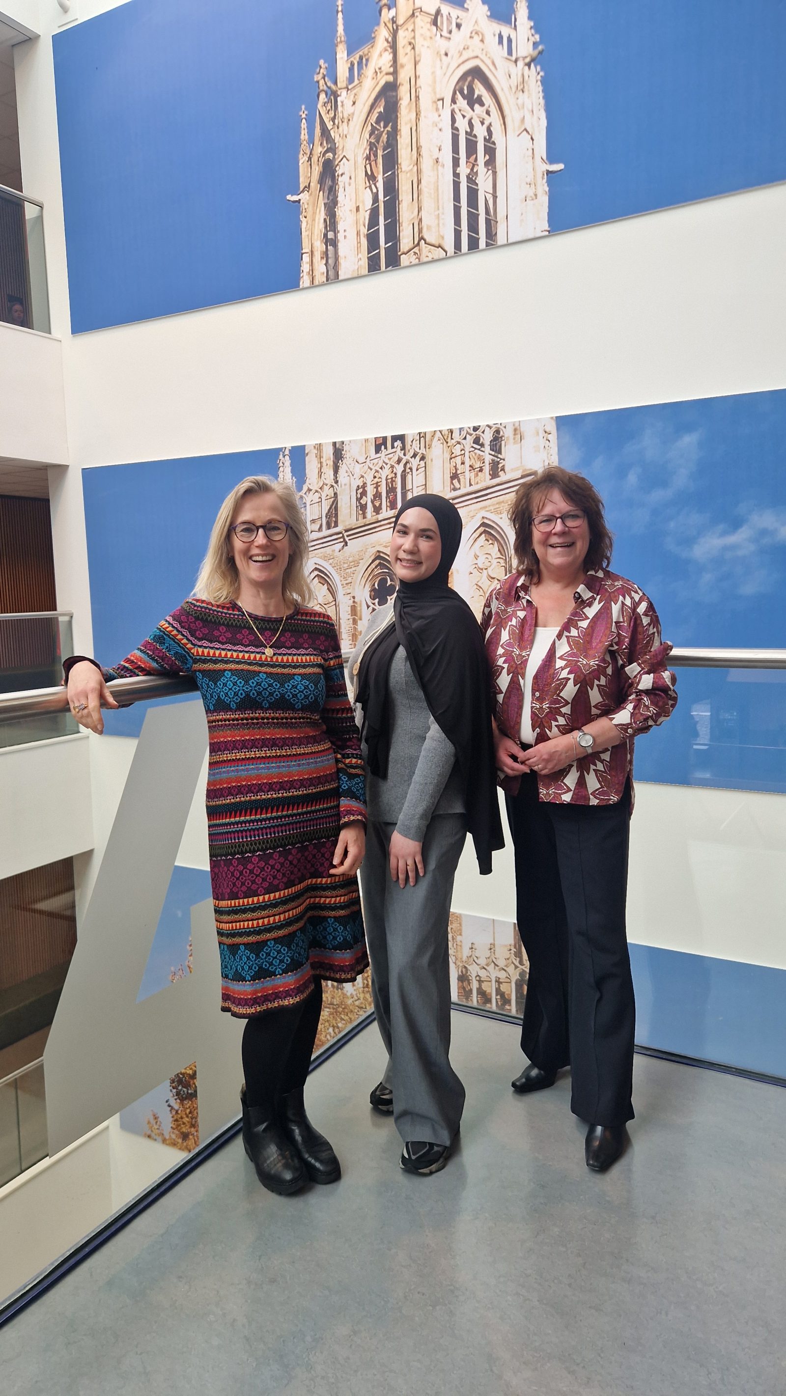 Van links naar rechts: Eline Ophorst van de Belastingdienst, docent Rümeysa Aslankoç en docent Cilia Rozestraten