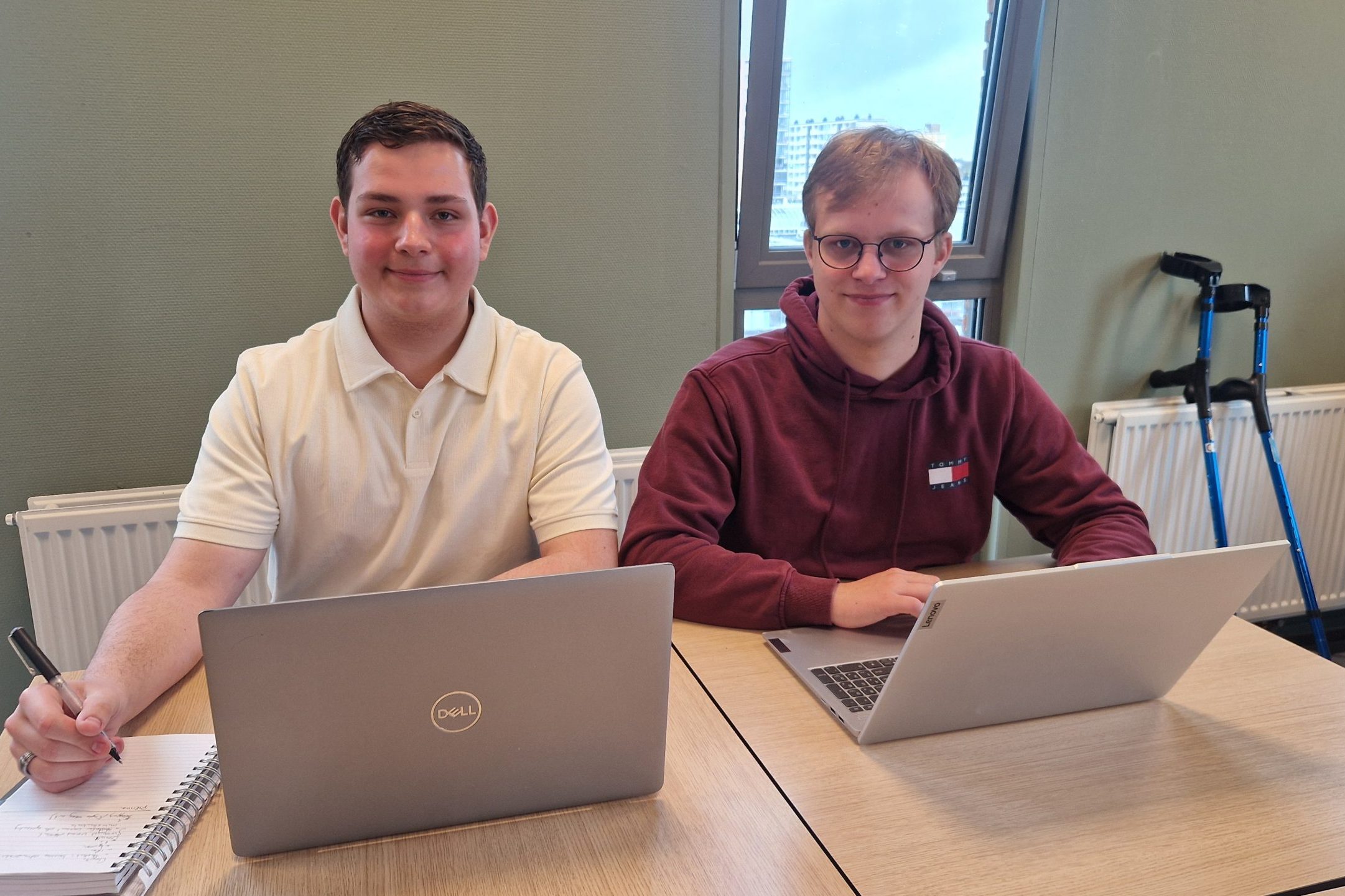 Twee studenten Piêrino en Floris zitten achter hun laptops om aangiftehulp te bieden aan studiegenoten.