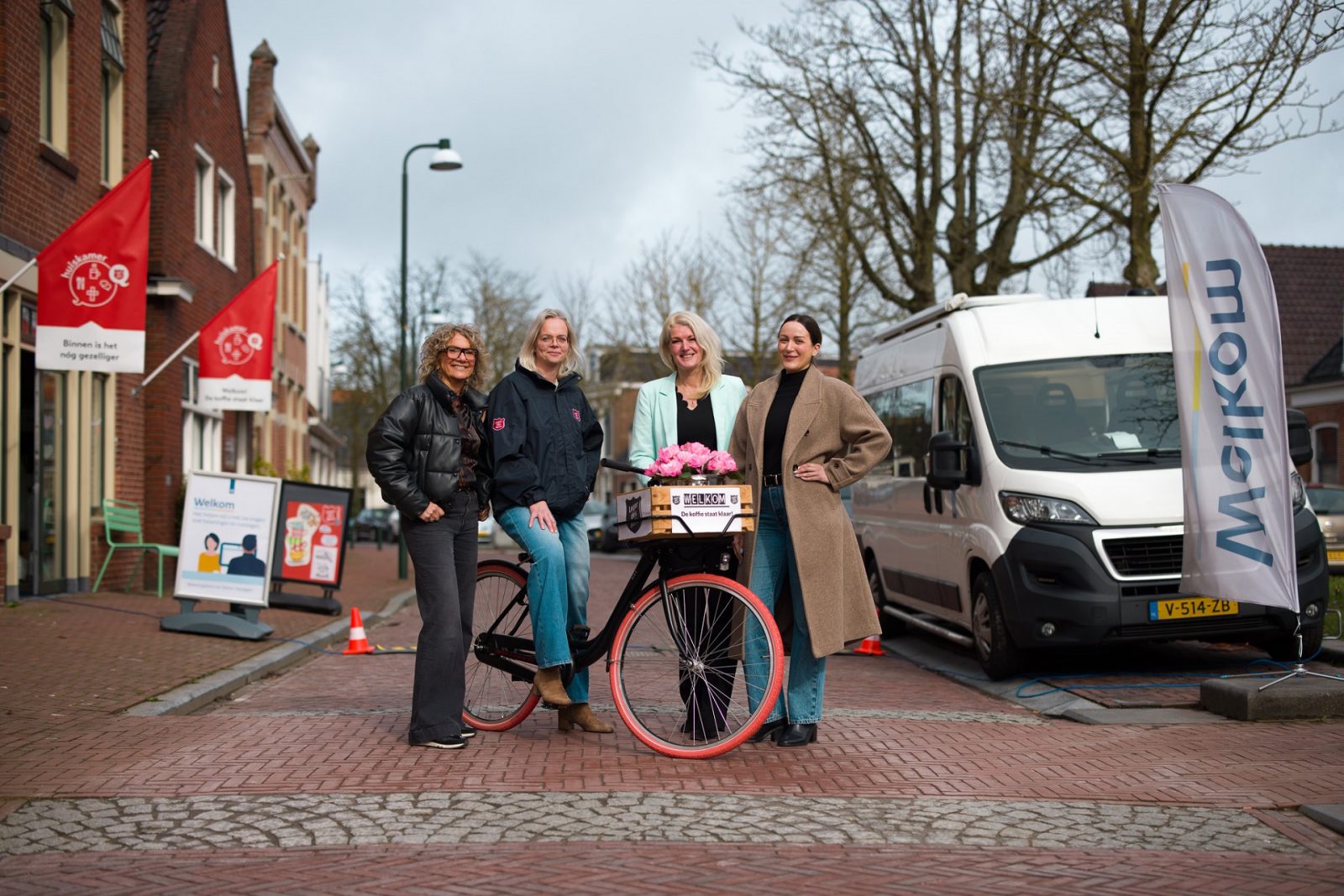Landelijke Aangiftedag bij de huiskamer van het Leger des Heils in Dokkum. Van links naar rechts staat het team: Ellen Baas, Jolanda Heeringa, Henny van der Wal, Soumaya Chaabni. Op de achtergrond staat de Belasting-bus.