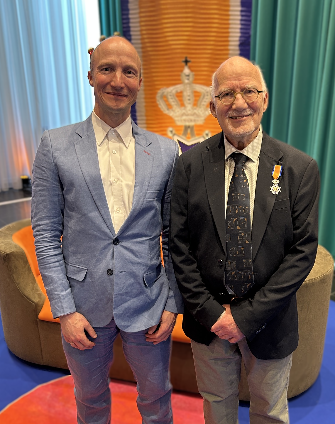 Pieter Schakel met zoon Hendrik na het uitreiken van de koninklijke onderscheiding.