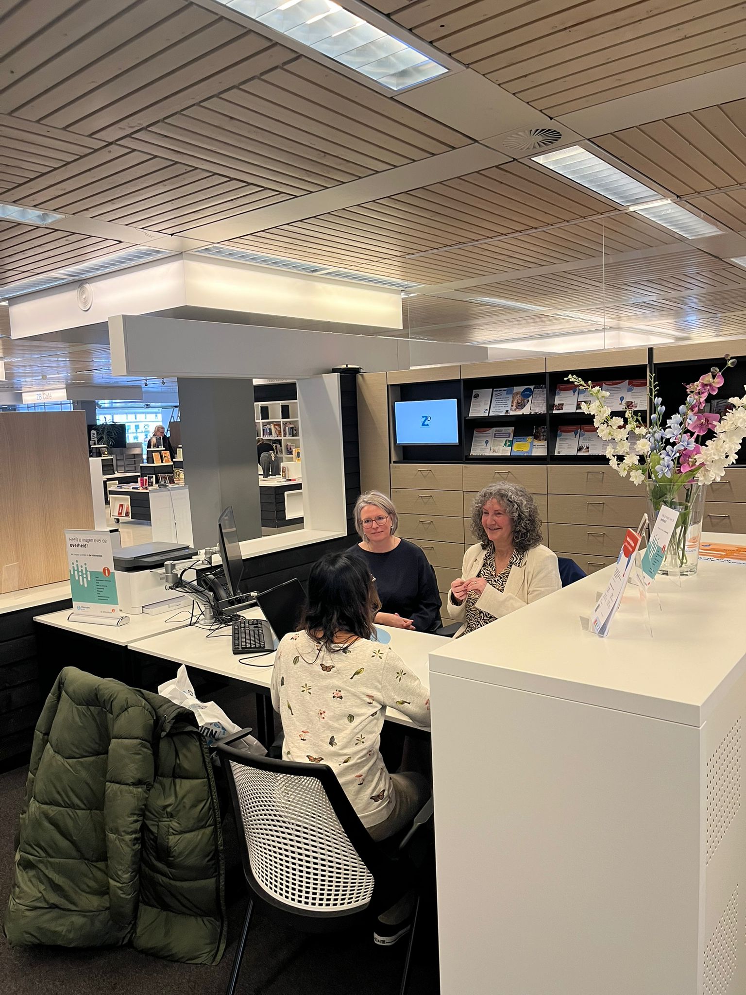 Mieke Kars (links), directeur Particulieren van de Belastingdienst, op werkbezoek tijdens de aangiftehulp in Middelburg