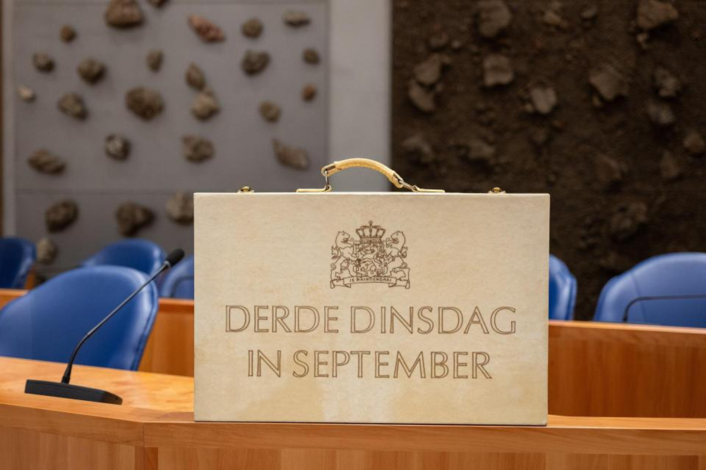 Het houten koffertje, met daarin het belastingplan. In dit koffertje brengt de minister elke 2e dinsdag van september - op Prinsjesdag - de begroting naar de Tweede Kamer.